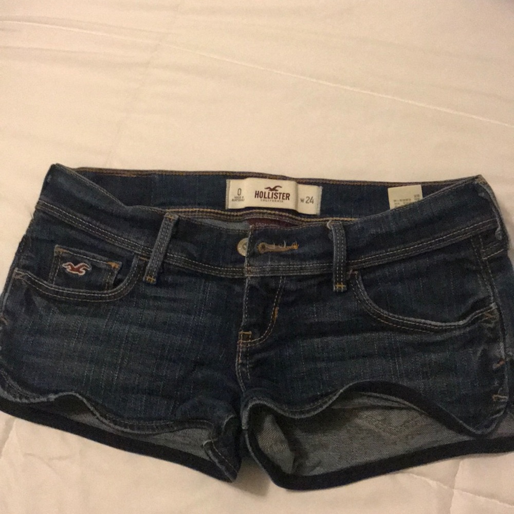 Dark blue short shorts